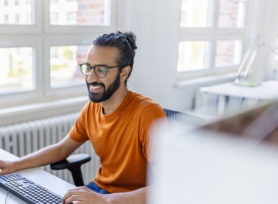 Mann am Computer