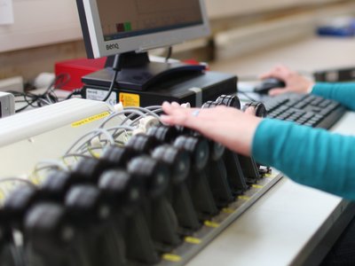 Mitarbeiter arbeitet am Computer.