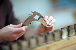 Mitarbeiter arbeitet in der Industriemontage.