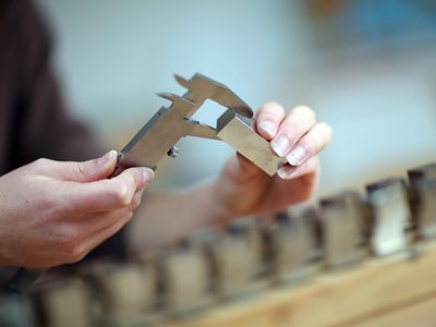 Mitarbeiter arbeitet in der Industriemontage.