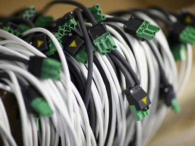 Einige Kabel, die die Mitarbeiter anschließend in der Kabelmontage bearbeiten.