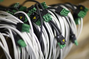 Einige Kabel, die die Mitarbeiter anschließend in der Kabelmontage bearbeiten.