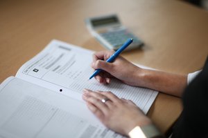 Lernen für die Rehavorbereitung - Frau bearbeitet eine Aufgabe