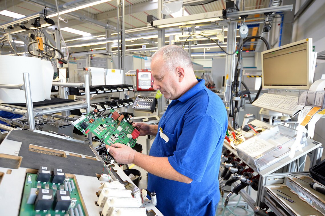 Mann bei der Arbeit technischer Bereich